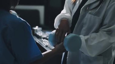 Kadın doktorun elinde ilaç tutarken yakın plan..