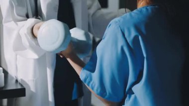 Genç bayan doktor el ele tutuşuyor ve klinikte onayını veriyor.