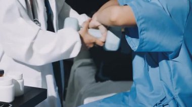 Salondaki usta ustayı beceriyor.