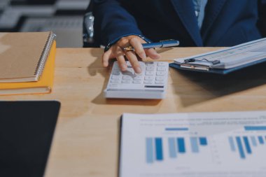 Ofiste dizüstü bilgisayarda çalışan Asyalı genç bir kadının portresi