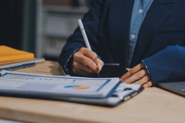 Ofiste dizüstü bilgisayarda çalışan Asyalı genç bir kadının portresi