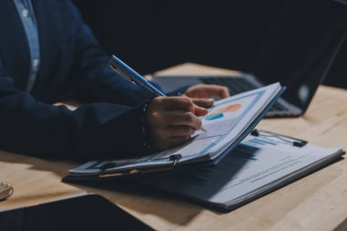 Ofiste dizüstü bilgisayarda çalışan Asyalı genç bir kadının portresi