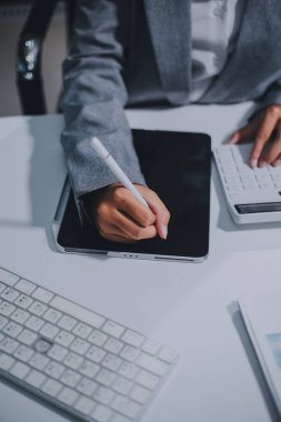 Ofiste dizüstü bilgisayarda çalışan Asyalı genç bir kadının portresi