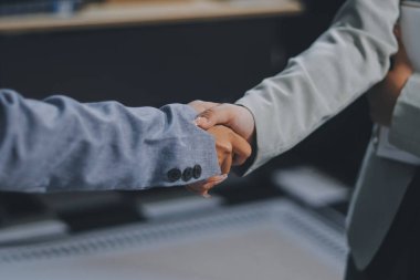İş birleşme ve satın alma, başarılı müzakere, tokalaşma, ortaklık ve iş anlaşması konseptine ortak olmak için iki iş adamı el sıkışması.