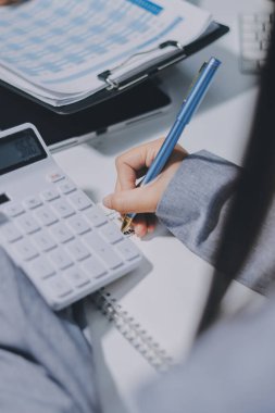 Ofiste dizüstü bilgisayarda çalışan Asyalı genç bir kadının portresi