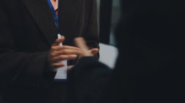 Ofiste elinde tablet tutan takım elbiseli bir işadamı.