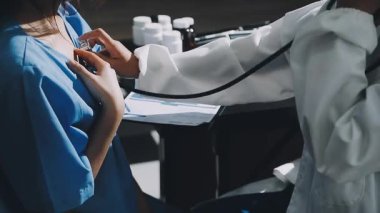 Doktor klinikteki hastayı muayene ediyor.