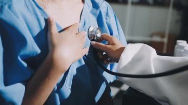 Doktor kalp atışlarını kontrol ediyor.