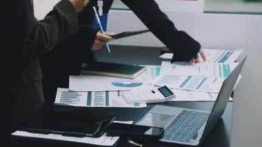 İş adamları masanın üstünde mali tabloları tartışıyor. iş ekibi yeni projeyi tartışıyor