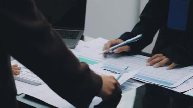 İş adamları laptoptaki verileri analiz ediyorlar.