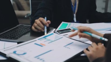 Ofiste birlikte çalışan iş adamları. Takım çalışması ve beyin fırtınası konsepti