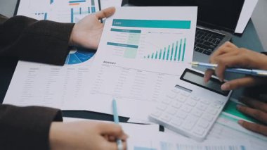 İş adamı ofiste istatistikleri hesap makinesiyle analiz ediyor..