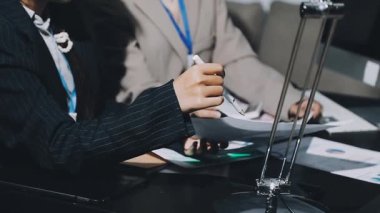 Kapat. Ofisteki bir masada birlikte çalışan iş ekibi.