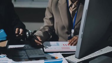 Dizüstü bilgisayarda çalışan iş adamları.