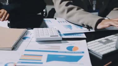 İş adamları ofiste mali tabloları tartışıyor