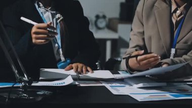 Modern toplantıda çalışan iş adamları