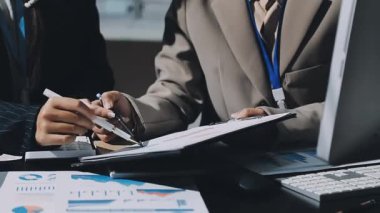 Yakın çekim görüntüsü. Genç işadamı ofiste kağıda yazıyor..