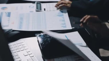 İş adamı, işyerindeki mali grafiği ile dijital tablet kullanıyor..