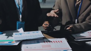 İş adamları toplantı odasında mali belgeleri tartışıyor