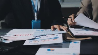 Ofiste mali belgeleri ve bilgisayarı olan genç bir iş kadını.