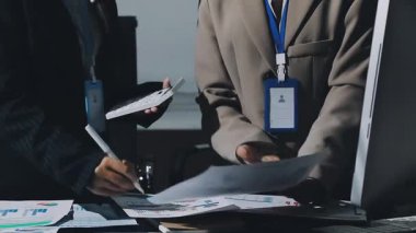 Ofiste çalışan iş adamları