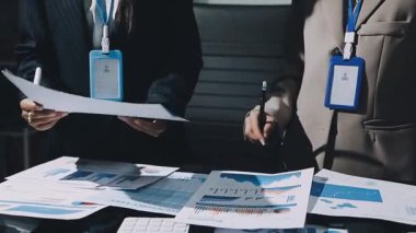 İş adamları ofiste toplanıyor.