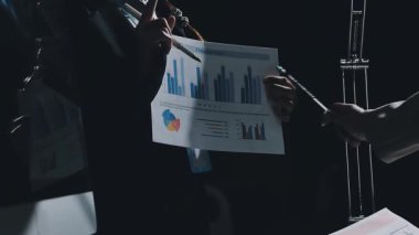 Raporu işaret eden işadamı