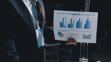 Ofisteki belgelerle çalışan işadamı