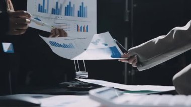 İş kadını ofiste çalışıyor.