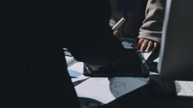 Dizüstü bilgisayarda çalışan iş adamı