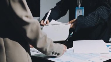 İş kadını elinde bir dosya tutuyor ve notlar yazıyor.