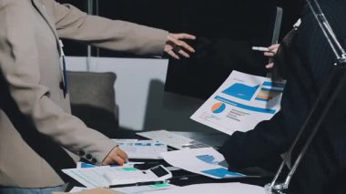 Modern bir iş yerinde klasörü olan bir iş kadını.