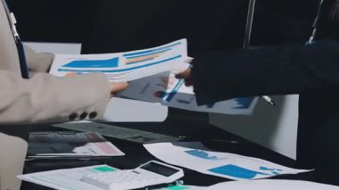 Belgelerle çalışan iş kadınlarının kapatılması