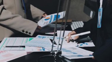 Modern ticaret bürosunda birlikte çalışan iş ekibi.