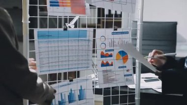 Ofisteki genç iş kadını