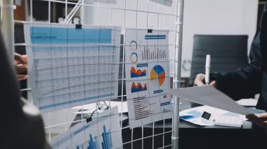 İş adamı toplantıda grafiği analiz ediyor