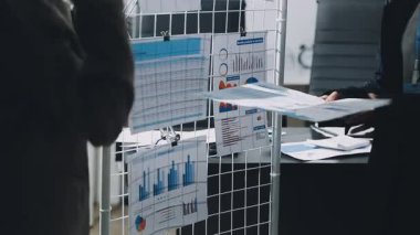 İş yerindeki belgeli işadamı