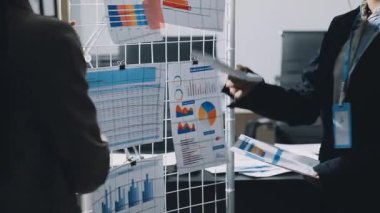 Tabletteki mali verileri analiz eden iş kadını