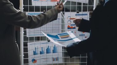 Elinde belgeler olan bir iş kadını.