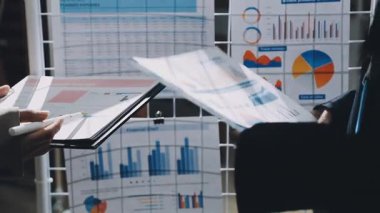 İş kadını, iş yerindeki tabletteki mali tabletleri analiz ediyor. Ofiste çalışan kadın..