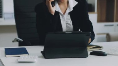 İş kadını ofiste çalışıyor..