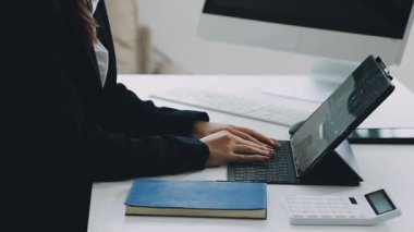 Ofiste dizüstü bilgisayarda çalışan iş adamları.