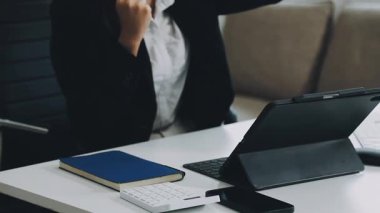 Ofiste çalışan iş kadını.