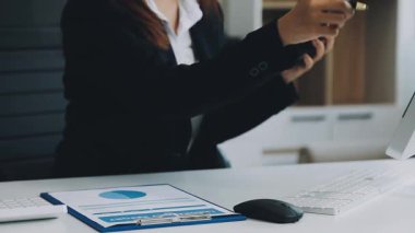 Genç bayan ofiste çalışıyor.