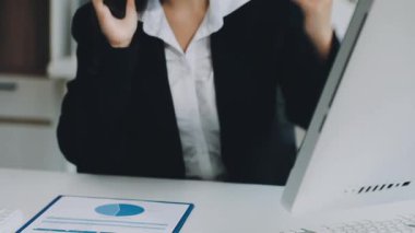 Ofisteki genç bayan.