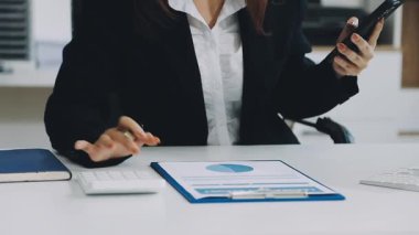 Genç Asyalı iş kadını ofiste bilgisayarında çalışıyor.