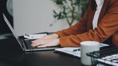 Genç bayan masada oturuyor ve elinde bir defter tutuyor. ev kavramından çalışma.