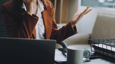 İş kadını ofiste çalışıyor..