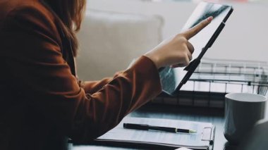 Dizüstü bilgisayarla çalışan kadın