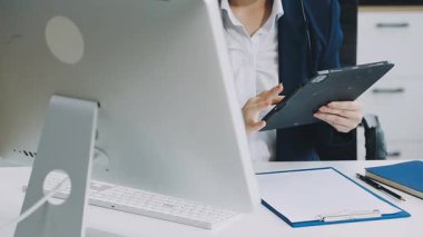 İşadamı ofiste dizüstü bilgisayarla çalışıyor.